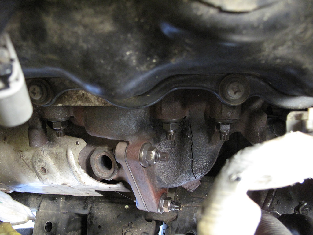 Cracked exhaust manifold symptoms